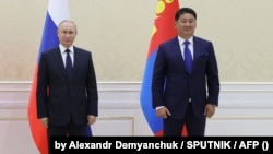 Russian President Vladimir Putin (left) with Mongolian President Ukhnaa Khurelsukh (file photo)