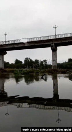 Відео на зруйнований міст з човна на Сіверському Донці