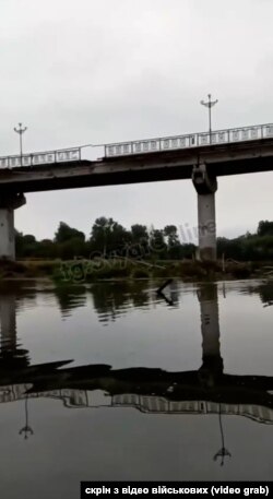 Відео на зруйнований міст з човна на Сіверському Донці