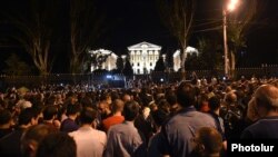 Armenia - Angry protesters demand Prime Minister Nikol Pashinian's resignation outside the parliament building in Yerevan, September 14, 2022.