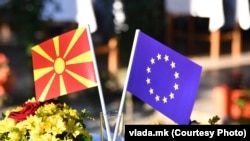 Знамињата на Република Северна Македонија и Европската Унија 