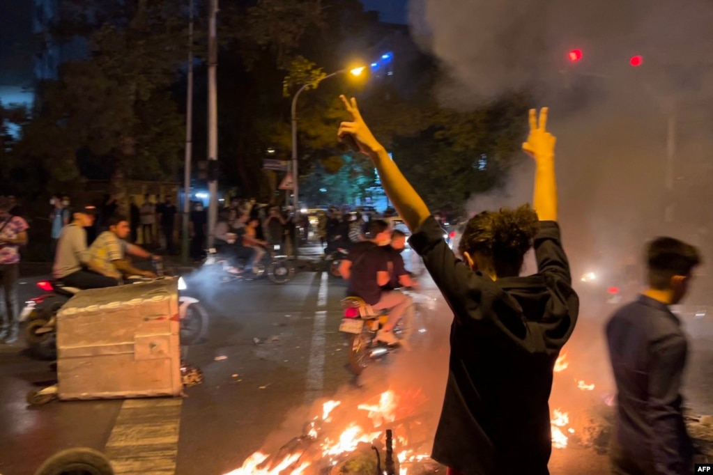 Një demonstrues në Teheran i bashkohet valës së zemërimit mbarëkombëtar që është manifestuar në rrugët e Iranit pas vdekjes në paraburgim të një gruaje kurde, Mahsa Amini, e cila u arrestua nga policia morale e Republikës Islamike.