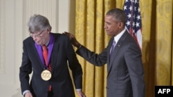 Стивън Кинг винаги е подкрепял Демократическата партия. А през 2015 г., в края на мандата си, президентът Барак Обама го награди с Националния медал за изкуство на официална церемония в Белия дом.