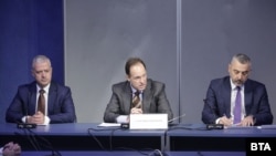 Иван Кондов (ляво), Константин Коджабашев и Калин Анастасов (дясно) са високопоставени служители в българското външно министерство. В петък те дадоха пресконференция, на която критикуваха последните действия на Русия в Украйна. 