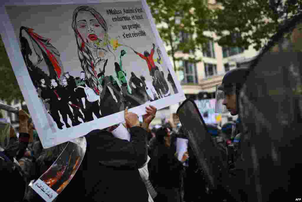 Portestuesit u përballën me policinë e speciale derisa po merrnin pjesë në një demonstratë në mbështetje të protestuesve iranianë në Paris, më 25 shtator 2022.&nbsp;