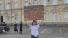 Активистка движения «ХарахПицунда» у здания парламента (архивное фото)
