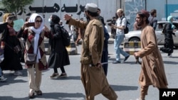 تصویر آرشیف: افراد طالبان جلو اعتراض زنان را در کابل گرفتند