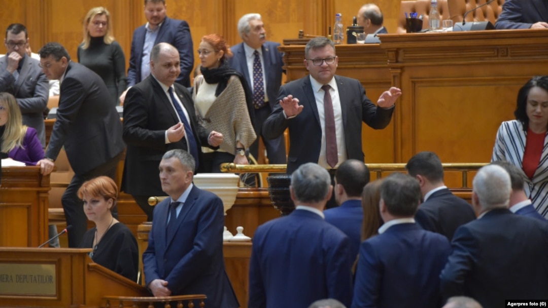 Proiectul de lege care condamna penal creatorii de materiale video sau audio modificate și nemarcate, fără discernământ, a fost întors la comisiile de specialitate.