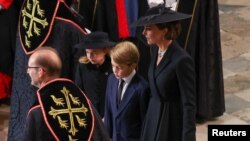  Съпругата на принц Уилям - Кейт Мидълтън, с децата им - принцеса Шарлът и принц Джордж 