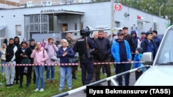 Хора са се събрали край училище № 88 в Ижевск, където е станала стрелбата в понеделник.
