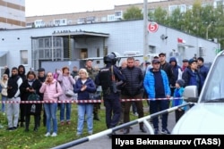 Люди возле школы № 88, где произошла стрельба, Ижевск, Россия, 26 сентября 2022 года