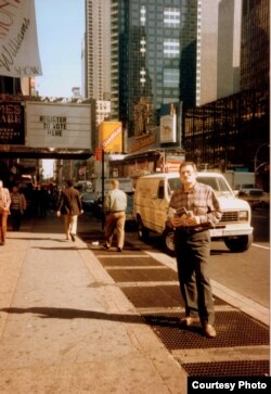Автор с картами и путеводителями на улицах Нью-Йорка