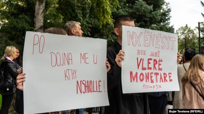Protestë për kthim në shkolla