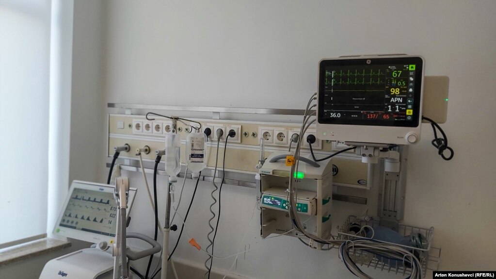 Pajisja për monitorimin e gjendjes shëndetësore të pacientit në Klinikën Intensive, QKUK, Prishtinë, shtator 2022.