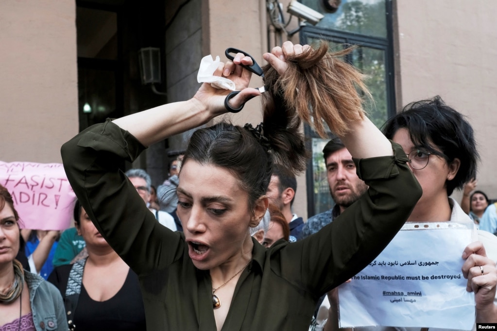 Nasibe Samsaei, një grua iraniane që jeton në Turqi, duke prerë flokët gjatë protestës në Stamboll.