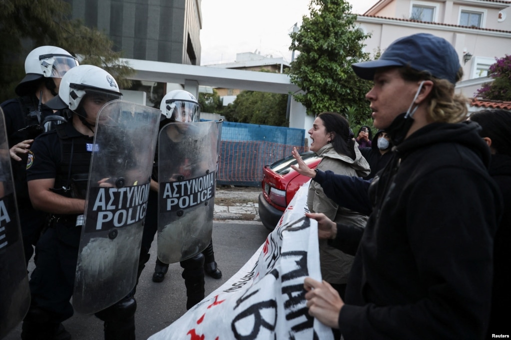 Demonstruesit duke u përleshur me policinë gjatë protestës jashtë Ambasadës iraniane në Athinë, më 22 shtator.