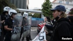 معترضان به جان‌باختن مهسا امینی در مقابل سفارتخانه جمهوری اسلامی در آتن
