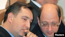 Dmitrij Rogozin (levo) i Aleksandar Babakov, prilikom ulaska u Državnu dumu Rusije kao predstavnici nacionalističke partije "Domovina" septembra 2004.