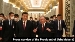 Si Szinpin ShHT sammitiga mezbonlik qilgan O‘zbekiston prezidenti Shavkat Mirziyoyev bilan. 15-sentabr, Samarqand.