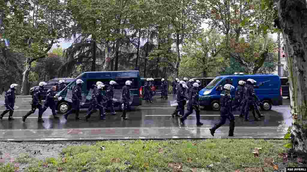 Kod Hrama Svetog Save zabeležen je incident između policije i desničarskih grupa, koje su krenule prema Evroprajdu.