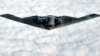 Un bombardier stealth B-2 Spirit în timpul unui zbor, după decolarea de la Baza Forțelor Aeriene Whiteman din Missouri. (fotografie de arhivă)