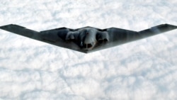 Un bombardier stealth B-2 Spirit în timpul unui zbor, după decolarea de la Baza Forțelor Aeriene Whiteman din Missouri. (fotografie de arhivă)