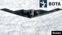 Një bombardues i fshehtë B-2 Spirit fluturon pasi u ngrit nga Baza Ajrore Whiteman në Misuri.