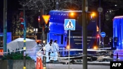 Oficerët e mjekësisë ligjore punojnë në vendin e ngjarjes ku një autobus u përplas në lagjen Ostermalm të Stokholmit, Suedi, 14 nëntor.