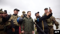 След церемонията украински военни се снимаха с президента