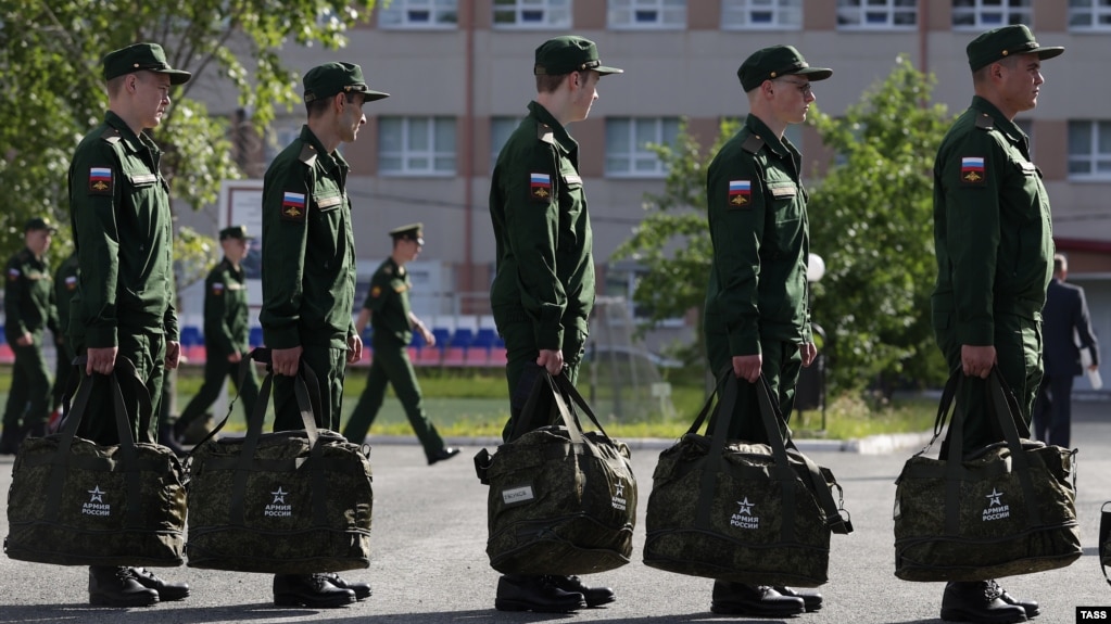 Военнослужещи на наборна военна служба се подреждат в регионалния сборен пункт в Егоршино, преди да заминат на служба в руската армия.
