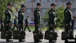 Orosz sorkötelesek sorakoznak a Jegorcsinói regionális bázison, mielőtt elindulnának az egységeikhez