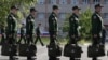 Vojni obveznici postrojavaju se u regionalnoj zbornoj stanici Jegoršino prije odlaska na služenje u ruskoj vojsci, juni 2022.