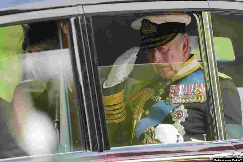 Kralj Charles III salutira dok napušta Westminstersku opatiju nakon državne pogrebne službe kraljice Elizabete II.