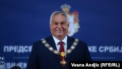 Orbán Viktor a Szerb Köztársaság Érdemrendje kitüntetéssel Belgrádban 2022. szeptember 16-án
