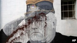Murali sa likom osuđenog za ratne zločine u BiH, bivšeg generala Vojske Republike Srpske Ratka Mladića u Beogradu su prefarbavani i ponovo crtani. 