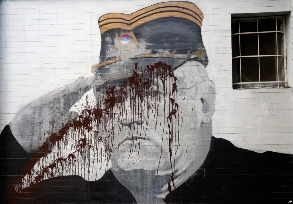 Një mural i ish-shefit ushtarak serb të Bosnjës, Ratko Mlladiq, është ngjvandalizuar me bojë në Beograd.