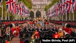 Kovčeg kraljice Elizabete Druge nose nakon njene sahrane u Vestminsterskoj opatiji u centru Londona, u ponedeljak, 19. septembra 2022. 