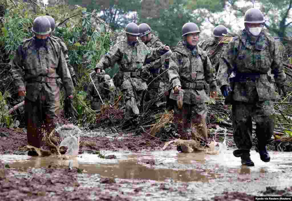 Vojnici japanskih snaga samoodbrane izvode operaciju potrage i spašavanja na klizištu izazvanom tajfunom Nanmadol u gradu Mimata, prefektura Mijazaki na najjužnijem glavnom japanskom ostrvu Kjušu, 19. septembra 2022.