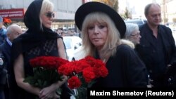 Russian singer Alla Pugacheva arrives to pay her last respects to Iosif Kobzon, a veteran Russian singer and pro-Kremlin politician.