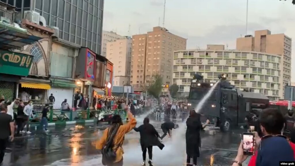 تصویر گرفته شده از یک ویدئوی منتشر شده از درگیری امروز معترضان با پلیس ضد شورش در میدان ولیعصر تهران