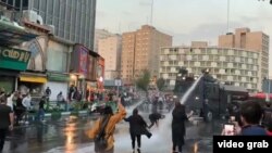 تصویر گرفته شده از یک ویدئوی منتشر شده از درگیری امروز معترضان با پلیس ضد شورش در میدان ولیعصر تهران