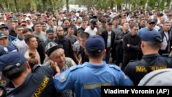 KYRGYZSTAN -- Kyrgyz volunteers gather outside the government building in Bishkek on Sept. 16, 2022 demanding they be sent to the conflict zone at the Kyrgyz-Tajik border. (AP Photo/Vladimir Voronin) 