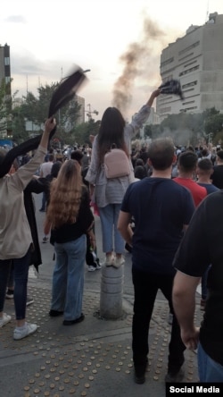 O imagine rară în Iran - femeile umblă pe stradă cu părul descoperit la protestele din Teheran, 21 septembrie.