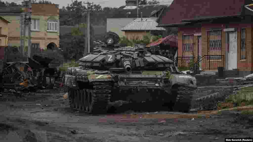Ahogy az orosz hadsereg elmenekült, nagy mennyiségű lőszert és felszerelést hagyott hátra, mint például ezt a tankot Izjumban. A megszálló csapatok támaszpontként és utánpótlási csomópontként használták a várost a Harkiv környéki egységek számára