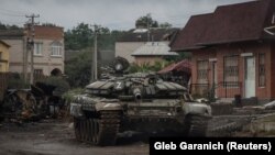 Пошкоджений російський танк у нещодавно звільненому Ізюмі на Харківщині, 14 вересня 2022 року