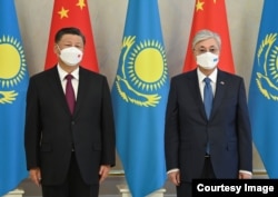 Қазақстан басшысы Қасым-Жомарт Тоқаев (оң жақта) пен Қытай басшысы Си Цзиньпин (сол жақта) Нұр-Сұлтанда кездескен сәт. 14 қыркүйек 2022 жыл.