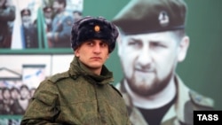 Новобранец осеннего призыва в военном комиссариате Чеченской республики перед отправкой к месту службы. Иллюстрационное фото