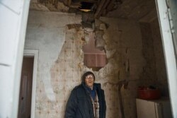 Шевченково, Харьковская область. Пожилой мужчина показывает разрушения в своем доме. Фото Влады и Константина Либеровых