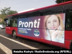 На римському автобусі агітреклама ультраправої партії «Брати Італії» з лідеркою Джорджею Мелоні