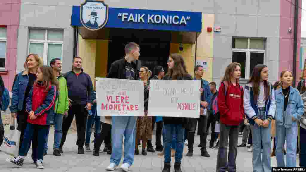 Protesta në Shkollën Fillore &quot;Faik Konica&quot; për hapjen e shkollave.